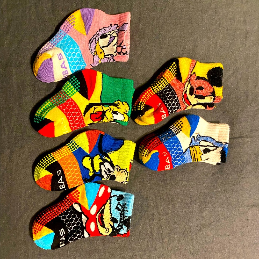 Bombas. NEW. Toddler Mickey and Friends Sensational Gripper Calf Sock 6-Pack